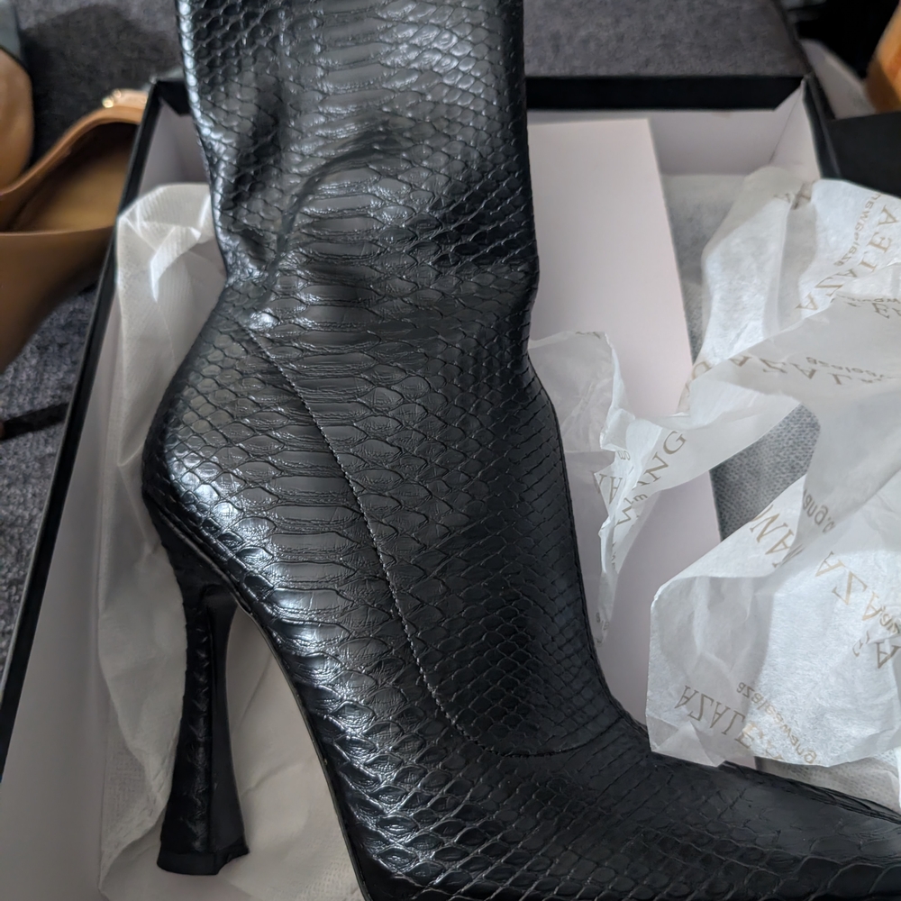 Chic Black Snakeskin Heeled Boots